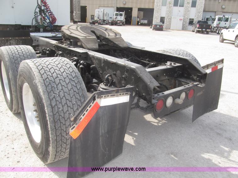 image for item B5481 2007 Kenworth T800 semi truck