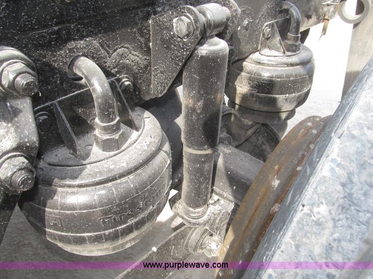 image for item B5481 2007 Kenworth T800 semi truck