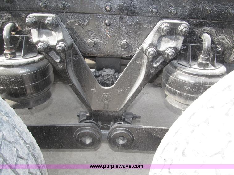 image for item B5481 2007 Kenworth T800 semi truck