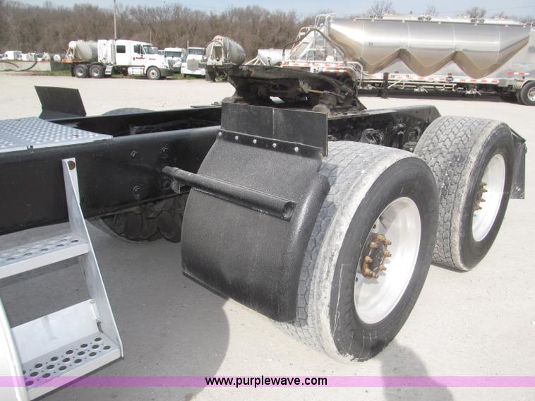 image for item B5481 2007 Kenworth T800 semi truck