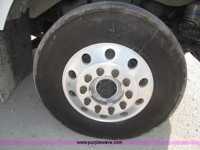 image for item B5481 2007 Kenworth T800 semi truck