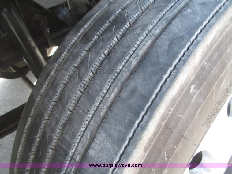 image for item B5481 2007 Kenworth T800 semi truck