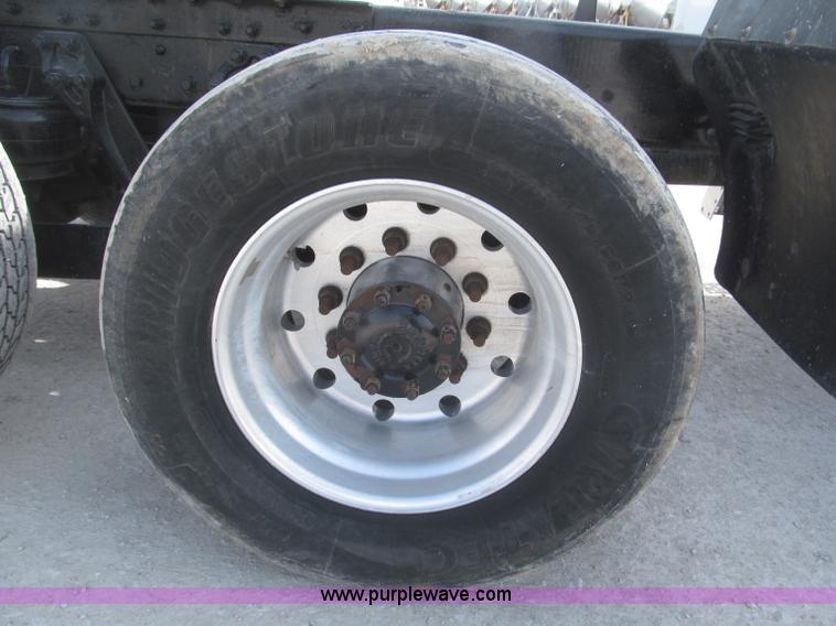 image for item B5481 2007 Kenworth T800 semi truck