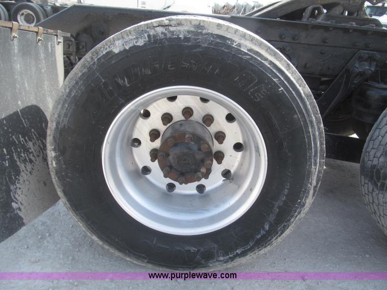 image for item B5481 2007 Kenworth T800 semi truck