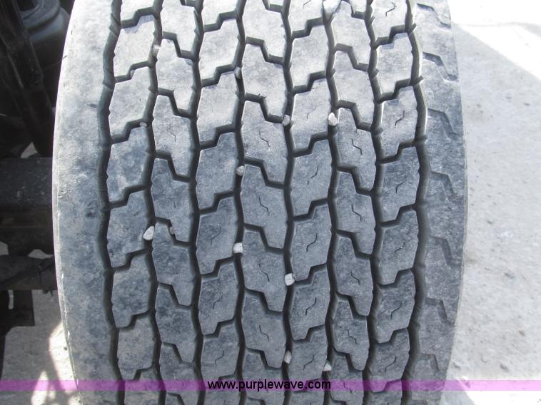 image for item B5481 2007 Kenworth T800 semi truck