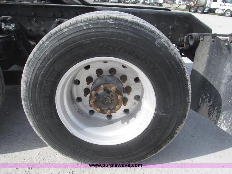 image for item B5481 2007 Kenworth T800 semi truck