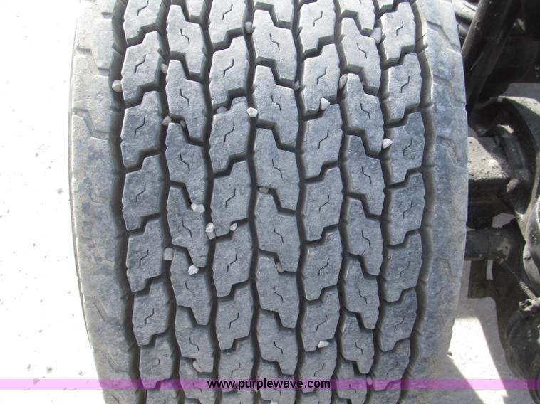 image for item B5481 2007 Kenworth T800 semi truck