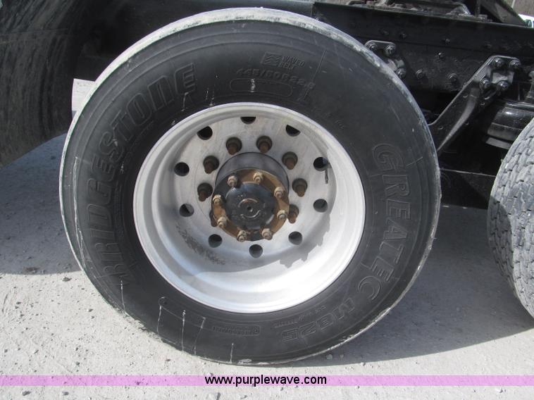 image for item B5481 2007 Kenworth T800 semi truck