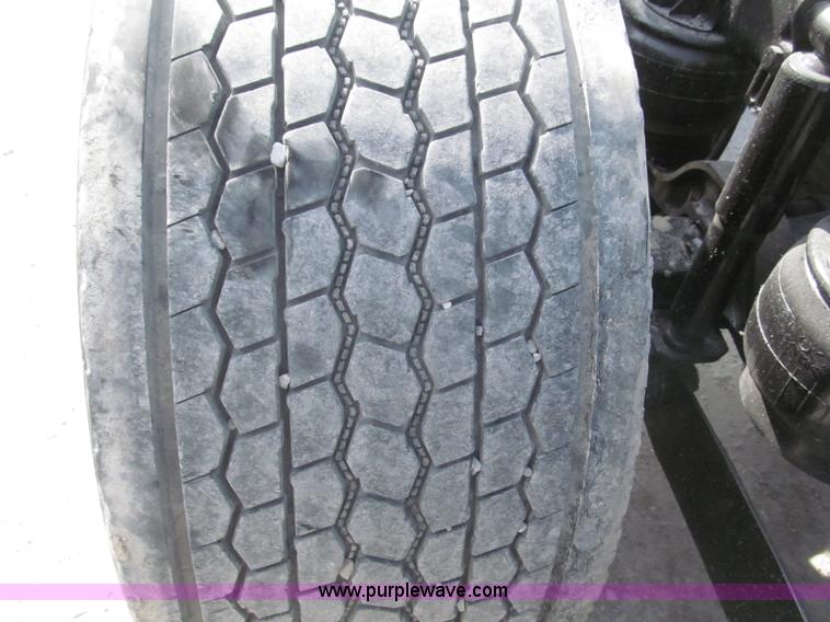 image for item B5481 2007 Kenworth T800 semi truck