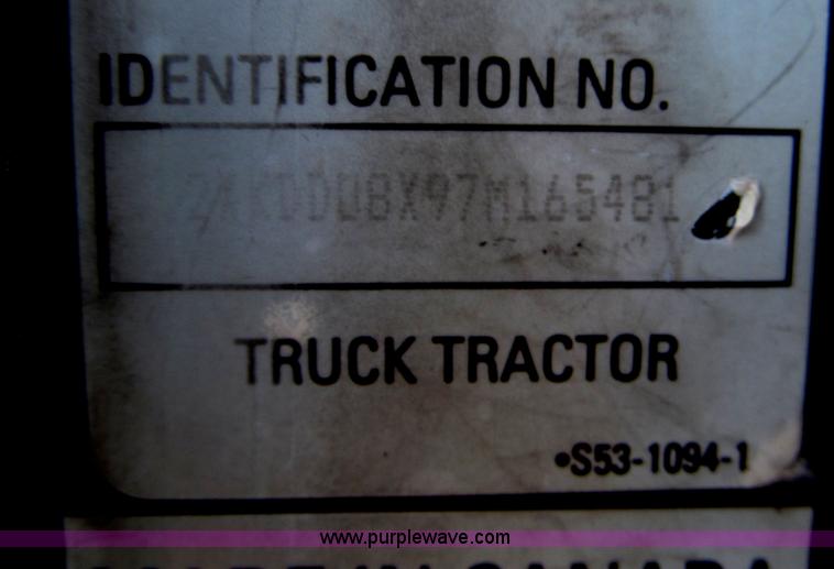 image for item B5481 2007 Kenworth T800 semi truck