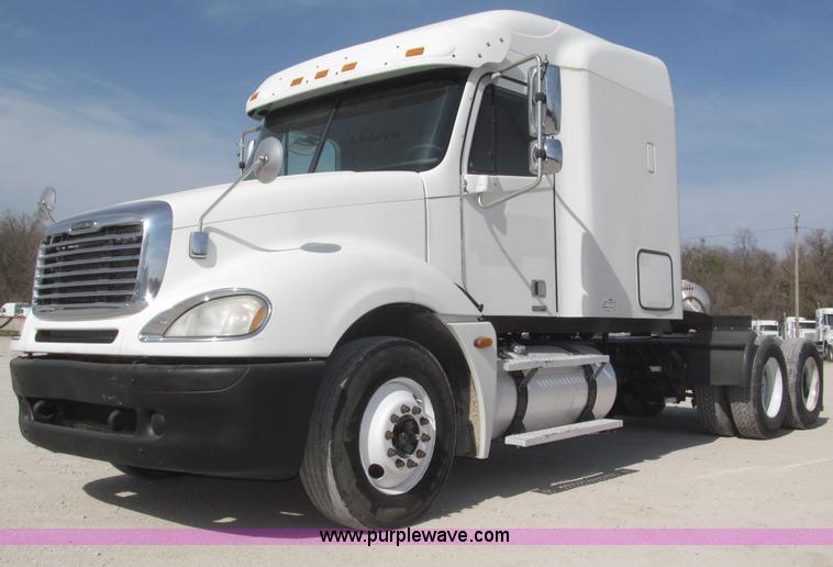 image for item B5482 2005 Freightliner Columbia Heritage Edition semi truck
