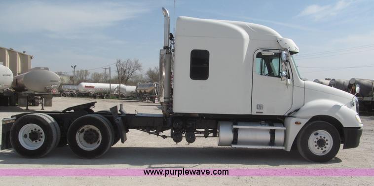 image for item B5482 2005 Freightliner Columbia Heritage Edition semi truck