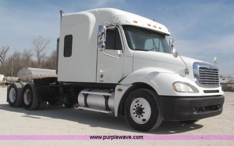 image for item B5482 2005 Freightliner Columbia Heritage Edition semi truck