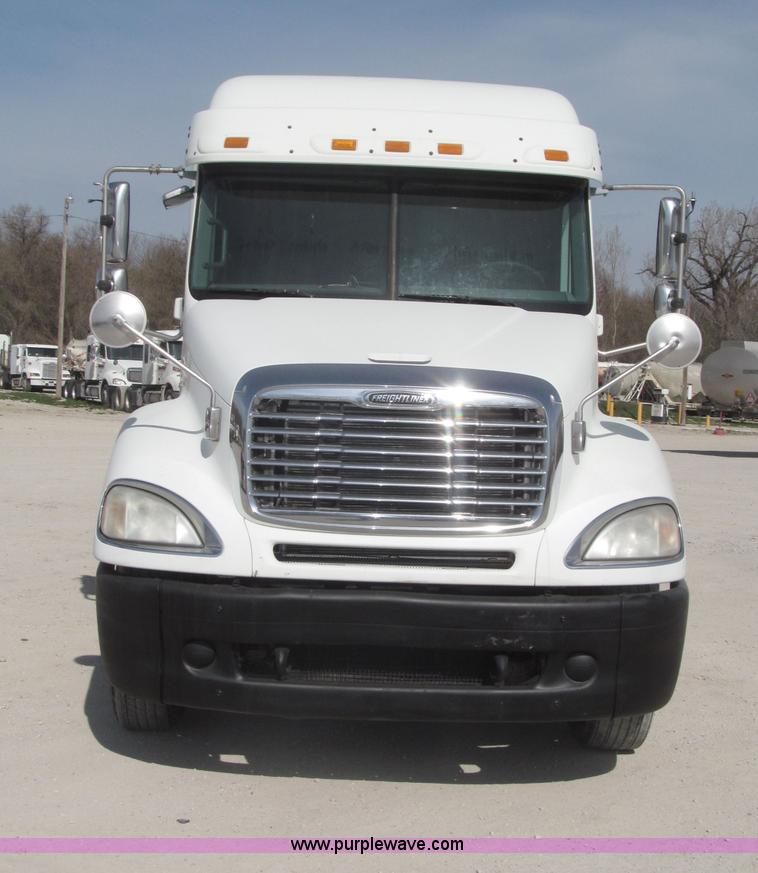 image for item B5482 2005 Freightliner Columbia Heritage Edition semi truck
