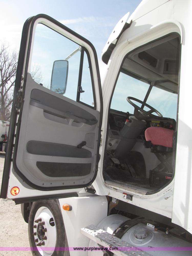 image for item B5482 2005 Freightliner Columbia Heritage Edition semi truck