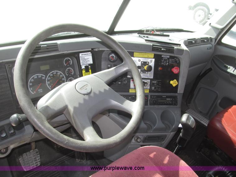 image for item B5482 2005 Freightliner Columbia Heritage Edition semi truck