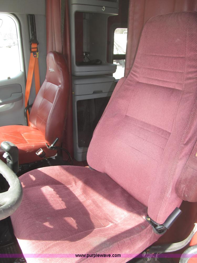 image for item B5482 2005 Freightliner Columbia Heritage Edition semi truck