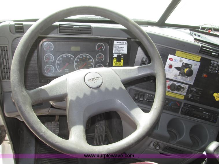 image for item B5482 2005 Freightliner Columbia Heritage Edition semi truck