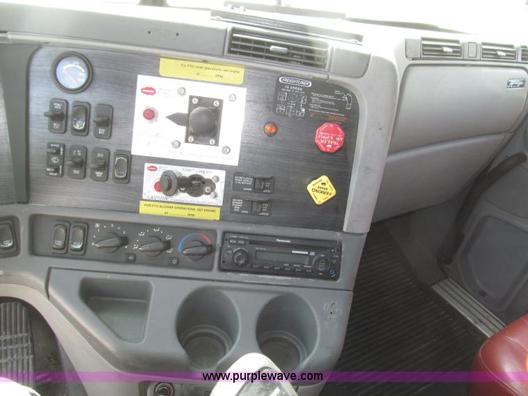 image for item B5482 2005 Freightliner Columbia Heritage Edition semi truck