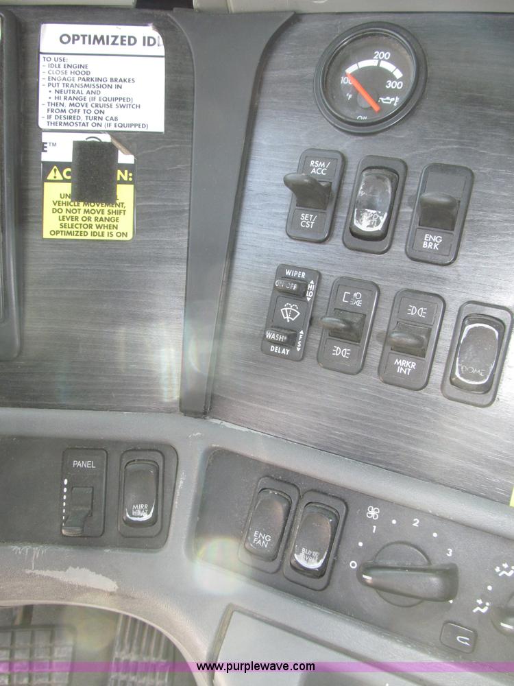 image for item B5482 2005 Freightliner Columbia Heritage Edition semi truck