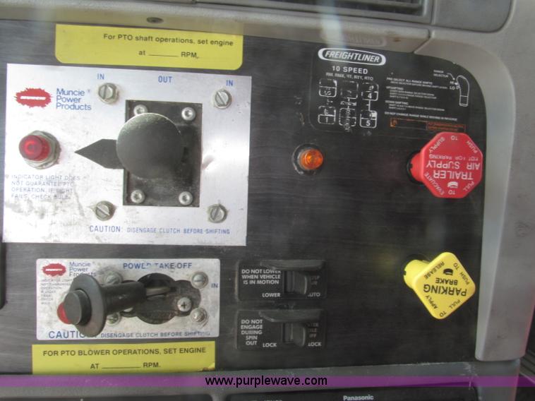 image for item B5482 2005 Freightliner Columbia Heritage Edition semi truck