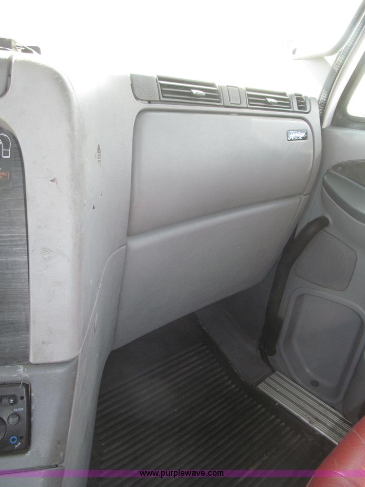 image for item B5482 2005 Freightliner Columbia Heritage Edition semi truck