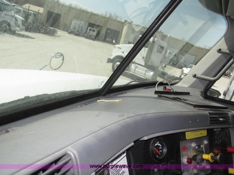 image for item B5482 2005 Freightliner Columbia Heritage Edition semi truck