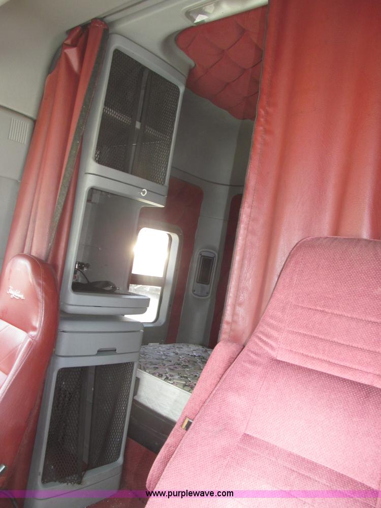 image for item B5482 2005 Freightliner Columbia Heritage Edition semi truck