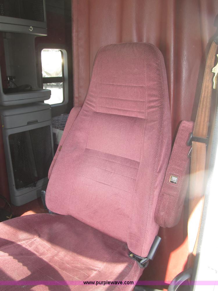 image for item B5482 2005 Freightliner Columbia Heritage Edition semi truck