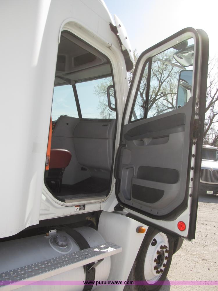 image for item B5482 2005 Freightliner Columbia Heritage Edition semi truck