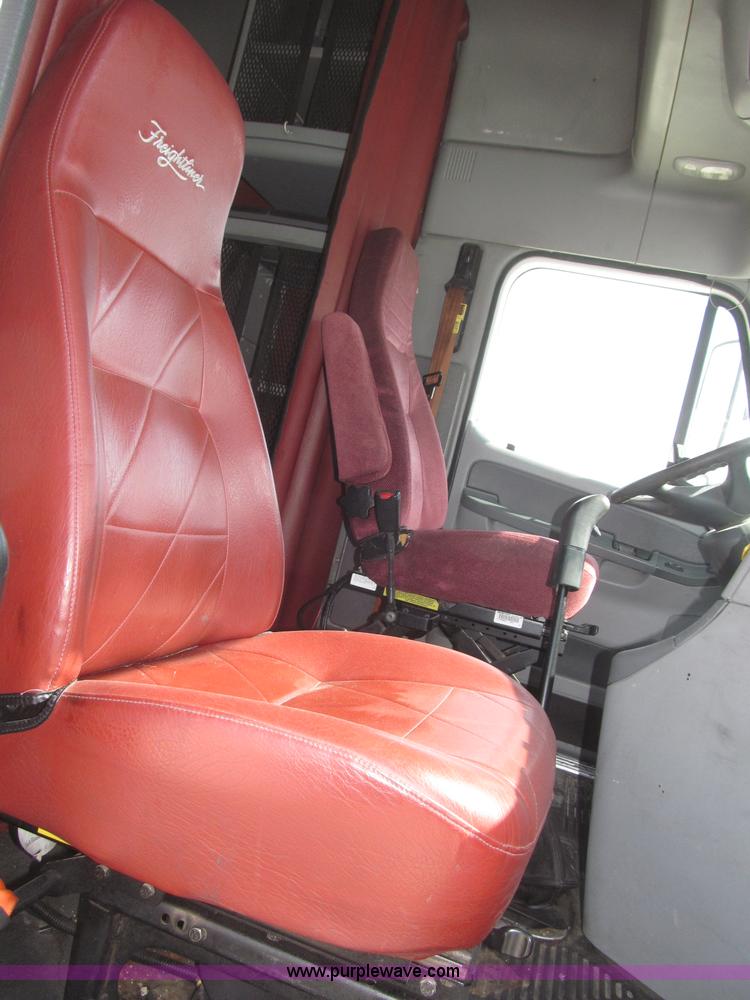 image for item B5482 2005 Freightliner Columbia Heritage Edition semi truck