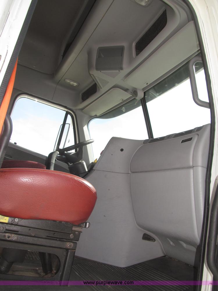 image for item B5482 2005 Freightliner Columbia Heritage Edition semi truck