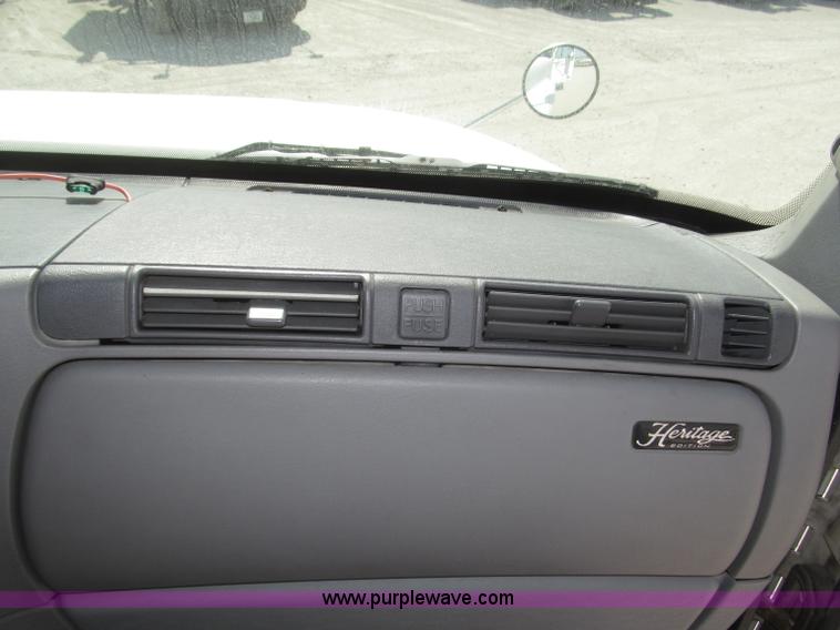 image for item B5482 2005 Freightliner Columbia Heritage Edition semi truck