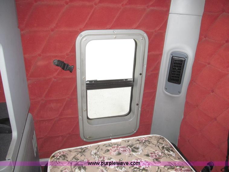 image for item B5482 2005 Freightliner Columbia Heritage Edition semi truck