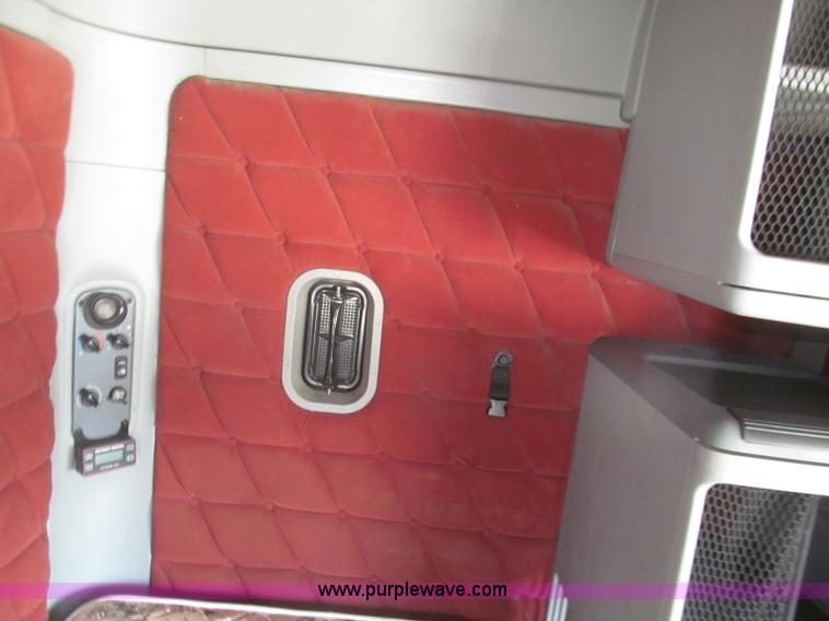 image for item B5482 2005 Freightliner Columbia Heritage Edition semi truck