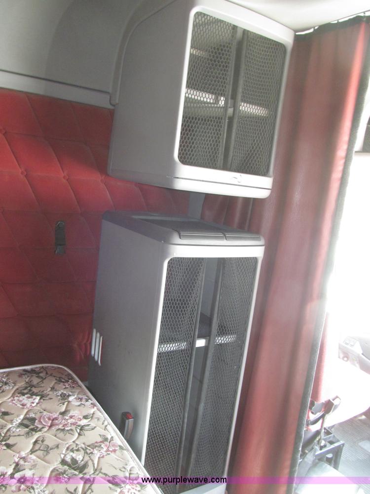 image for item B5482 2005 Freightliner Columbia Heritage Edition semi truck