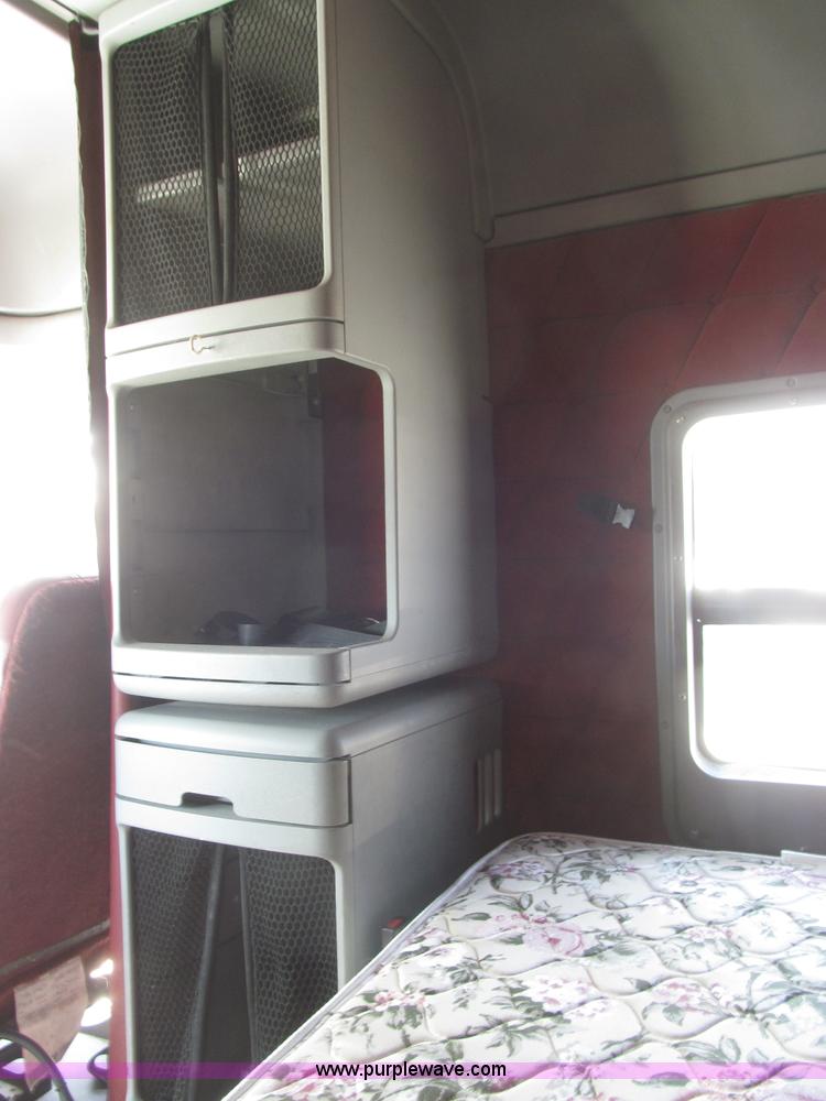 image for item B5482 2005 Freightliner Columbia Heritage Edition semi truck