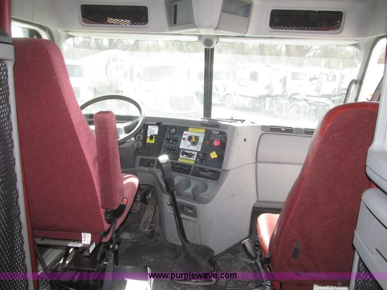 image for item B5482 2005 Freightliner Columbia Heritage Edition semi truck