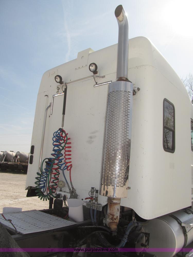 image for item B5482 2005 Freightliner Columbia Heritage Edition semi truck