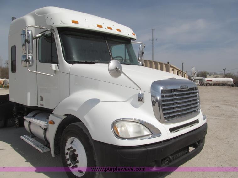 image for item B5482 2005 Freightliner Columbia Heritage Edition semi truck