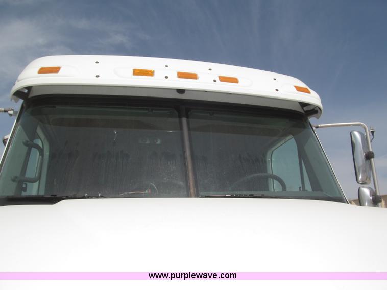 image for item B5482 2005 Freightliner Columbia Heritage Edition semi truck