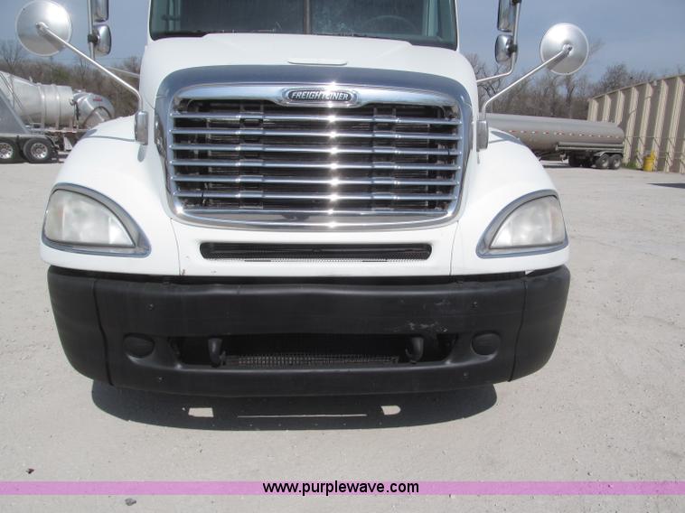 image for item B5482 2005 Freightliner Columbia Heritage Edition semi truck