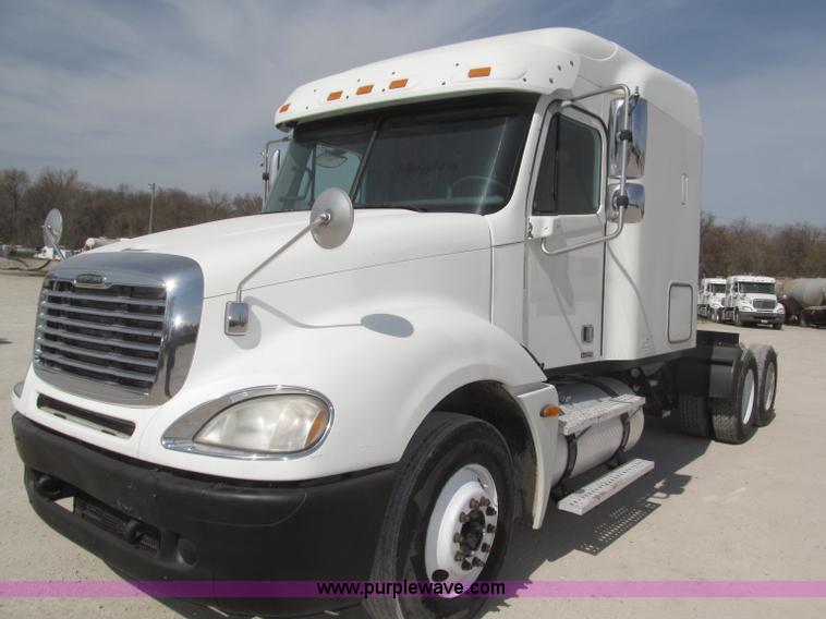 image for item B5482 2005 Freightliner Columbia Heritage Edition semi truck