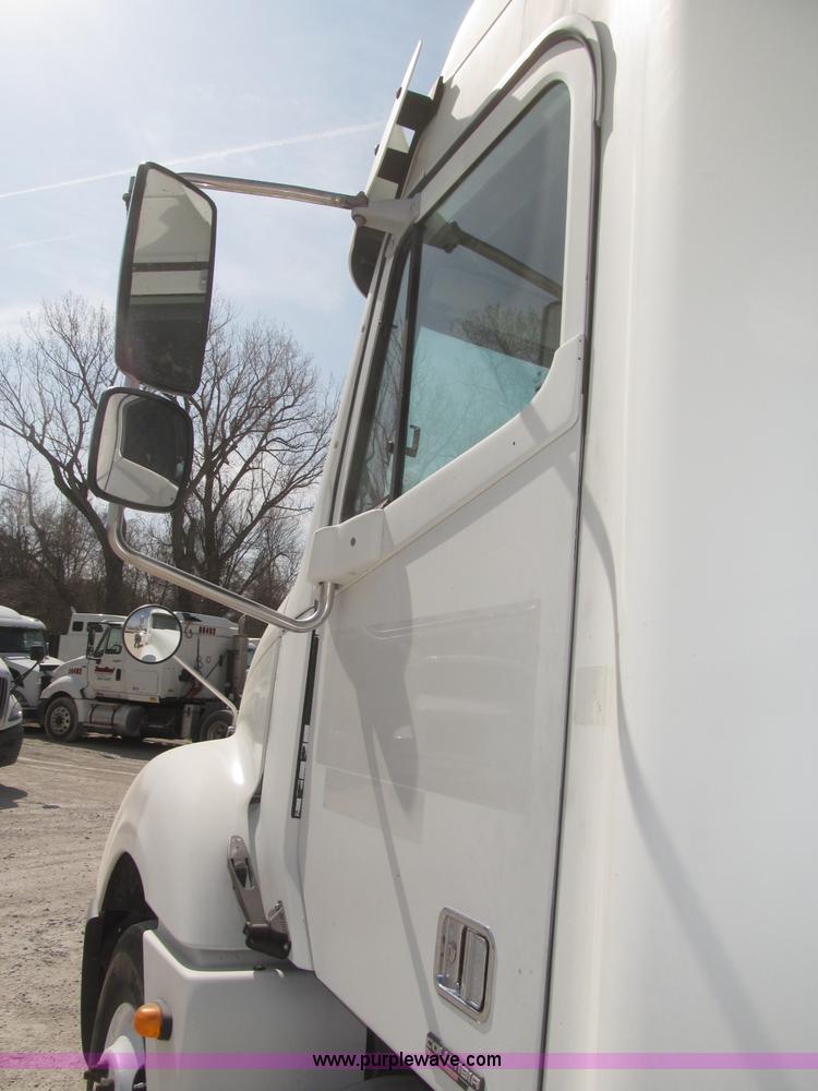 image for item B5482 2005 Freightliner Columbia Heritage Edition semi truck