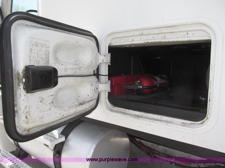 image for item B5482 2005 Freightliner Columbia Heritage Edition semi truck