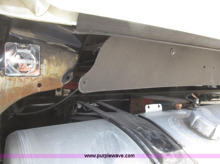 image for item B5482 2005 Freightliner Columbia Heritage Edition semi truck