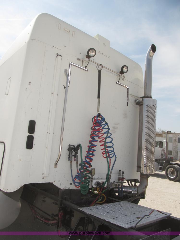 image for item B5482 2005 Freightliner Columbia Heritage Edition semi truck