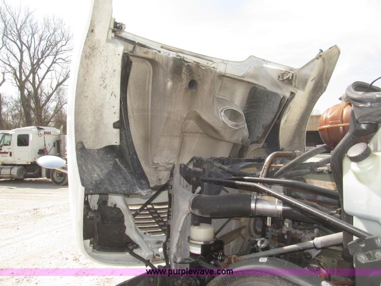 image for item B5482 2005 Freightliner Columbia Heritage Edition semi truck