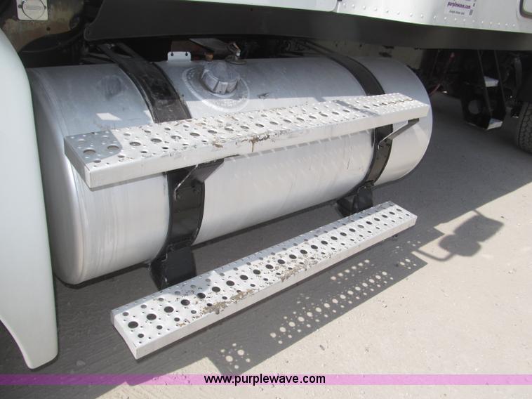 image for item B5482 2005 Freightliner Columbia Heritage Edition semi truck