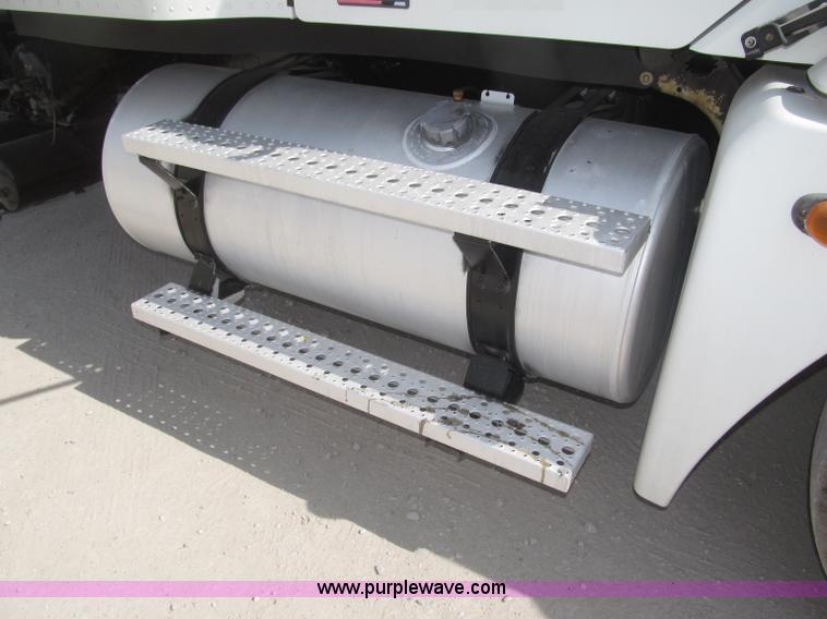 image for item B5482 2005 Freightliner Columbia Heritage Edition semi truck